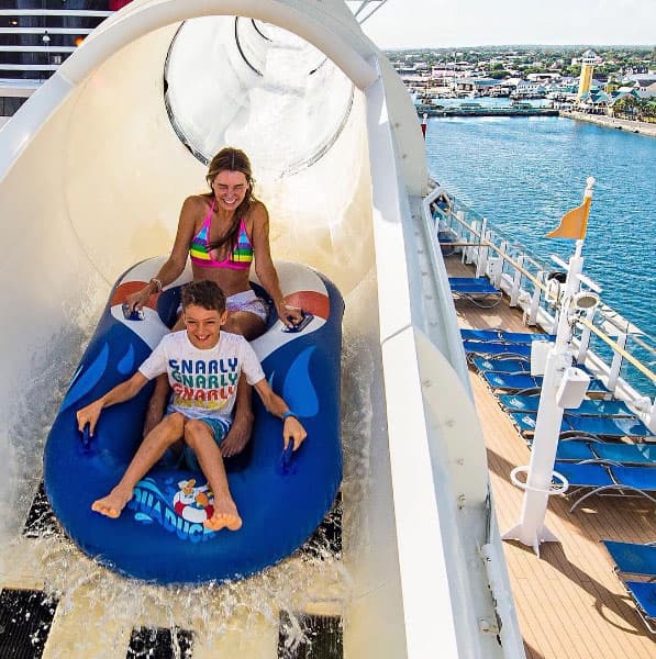 Uno de sus momentos preferidos fue cada vez que subieron al tobogán, Elizabeth se convirtió en una niña de nuevo.