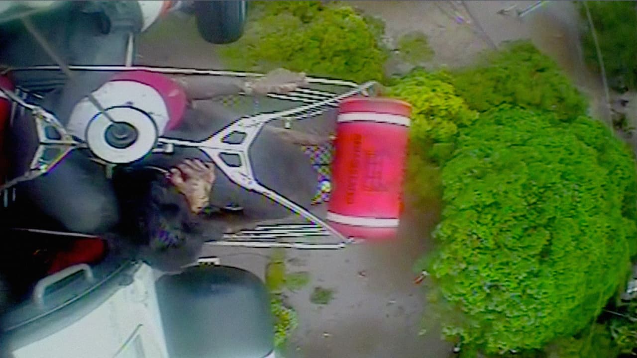 La Guardia Costera compartió imágenes del
<b><a href="https://www.univision.com/los-angeles/kmex/noticias/rescate/del-bebe-recien-nacido-al-perro-una-familia-entera-es-rescatada-en-helicoptero-tras-deslave-video">rescate aéreo de cinco miembros de una familia</a></b> quienes quedaron varados en su hogar por los deslaves. La familia completa —incluyendo un bebé recién nacido, dos pequeños de 3 y 7 años, y dos perros— fueron montados a un helicóptero y transportados fuera de la zona de peligro.