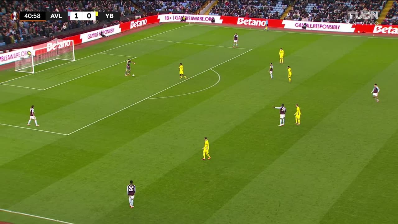 ¡GOL!  anota para Aston Villa. Donyell Malen