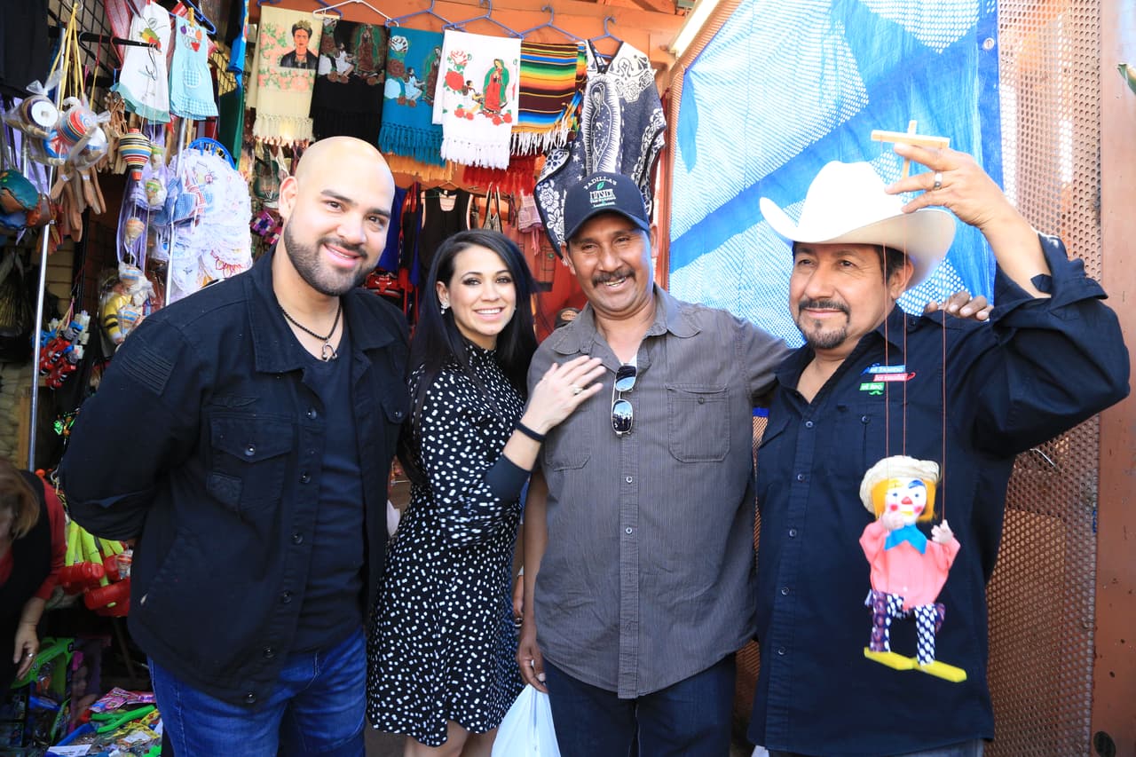 En su recorrido por los puestecitos, los locutores accedieron a más fotos con radioescuchas y compraron algunos recuerdos.