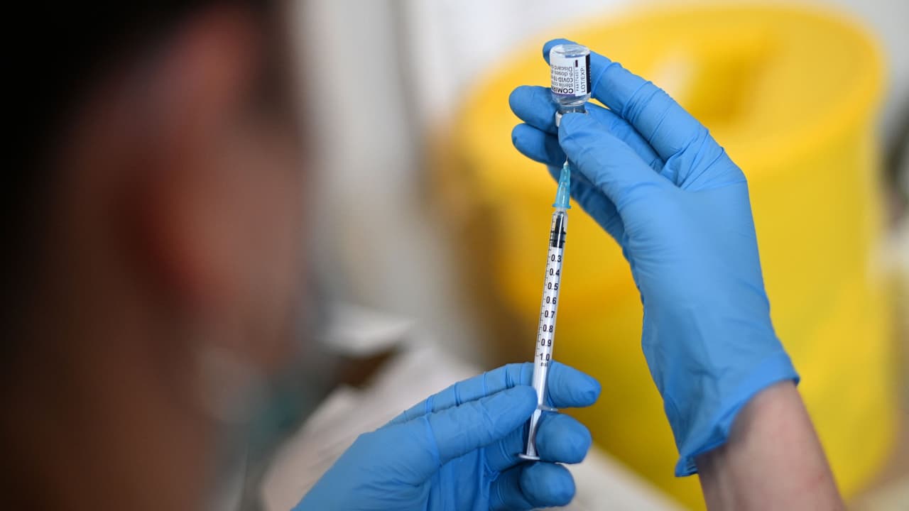 Este miércoles Pfizer aseguró que el refuerzo de 
<a href="https://www.univision.com/local/miami-wltv/edicion-digital-miami/pfizer-dice-que-refuerzo-de-su-vacuna-contra-coronavirus-protege-parcialmente-contra-omicron-esto-debes-saber-video">su vacuna contra el coronavirus protege parcialmente contra la variante ómicron. </a>