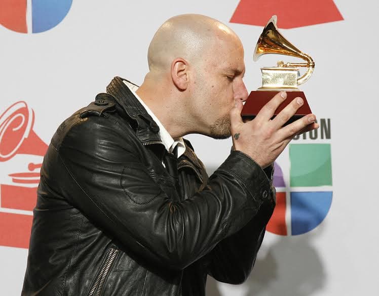 Para practicar besos.