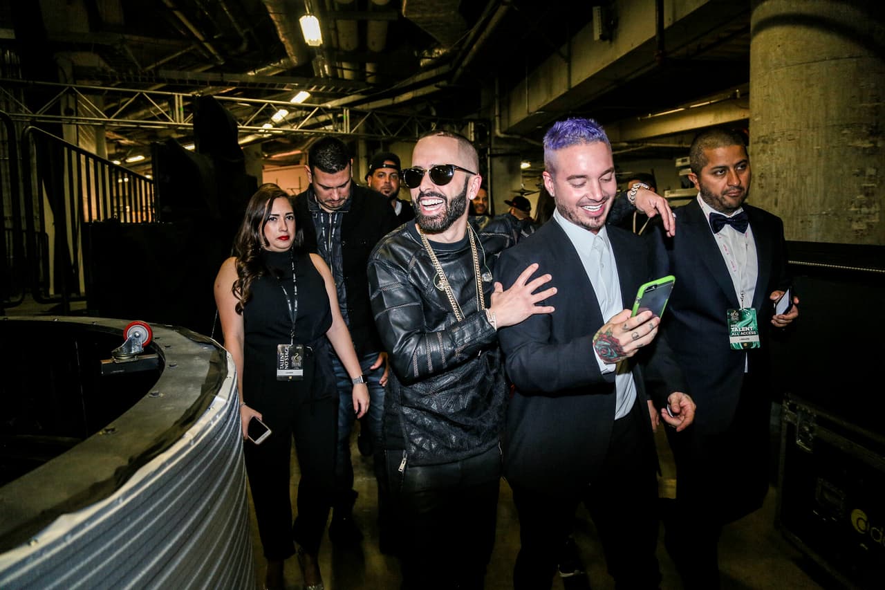 Una cosa fue lo que viste en televisión y otra lo que te perdiste. Pero, relax! Nuestro lente te trae el detrás de cámaras de la esta entrega de Premio Lo Nuestro.