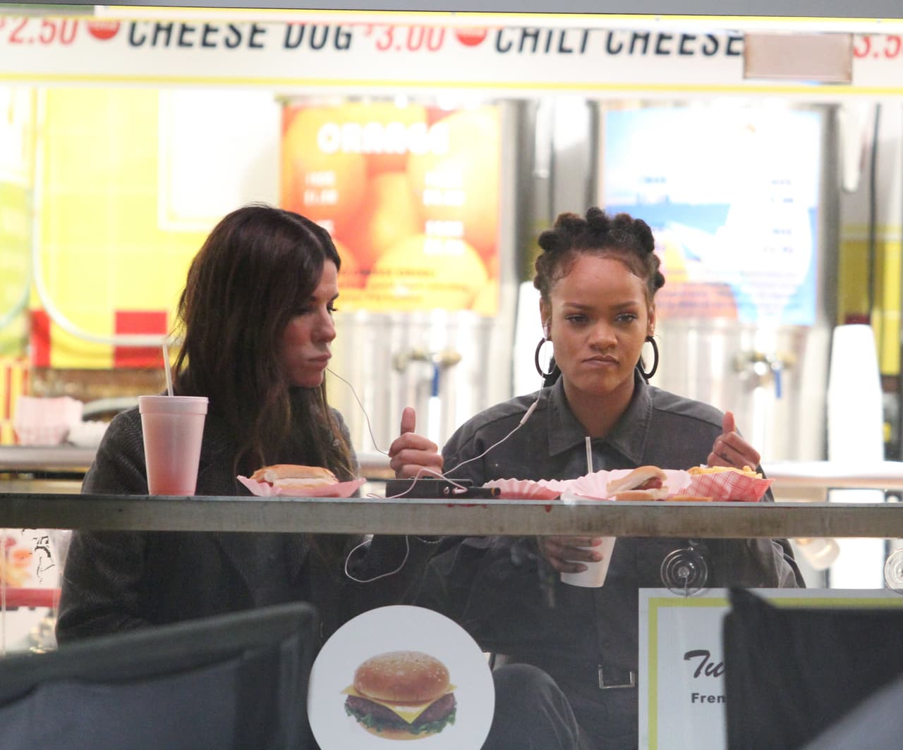 Al parecer, durante la escena están espiando a alguien.