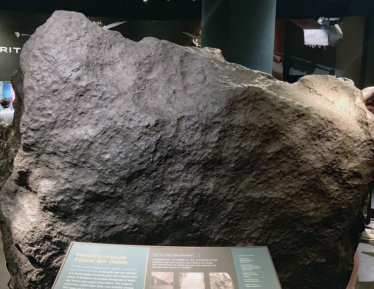 <b>Ahnighito</b> pesa alrededor de 
<b>31 toneladas</b>, es el 
<b>más grande movido por el hombre</b>, aunque solo es un fragmento del meteorito del 
<b>Cabo York</b> que llegó por casualidad a la Tierra hace unos 
<b>10 mil años</b>. También se encuentra en el 
<a href="https://www.amnh.org/" target="_blank">Museo Americano de Historia Natural</a> en la
<i> G</i>ran Manzana.