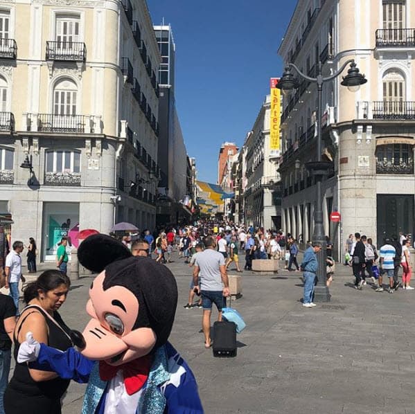 "Un domingo en Madrid, una de las ciudades más bellas de Europa. Buen ambiente y la mejor gastronomía. ¡Viva España! ¡España es la mejor!", se puede leer en algunas de las imágenes que compartió.