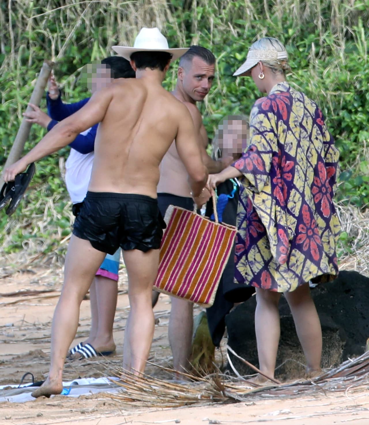 Junto a su pareja, el actor Orlando Bloom (sin camisa a su lado), y un grupo de amigos, la intérprete de 'Firework' se propuso disfrutar el día.