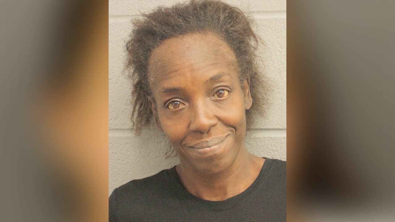 Deandre Michelle Hayes, enfrenta cargos de falsificación.