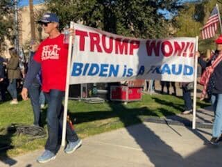 Un grupo de personas protestan por los resultados de las elecciones a días de que se posesione el presidente electo Joe Biden.