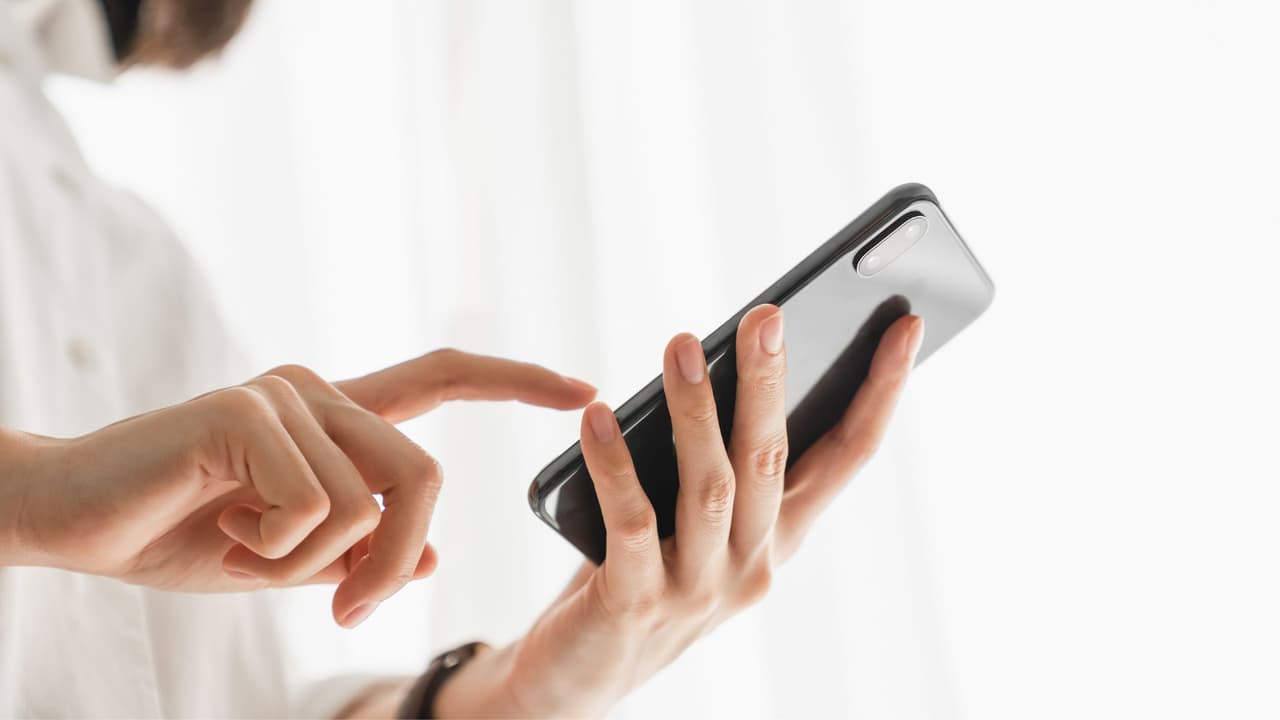 <h3 class="cms-H3-H3">Un debate que toca fibras en la comunidad migrante </h3>
<br>El caso de ICEBlock y el despido de Carolyn reviven un debate constante entre seguridad nacional y derechos civiles. Para las autoridades,
<b> la app representa un riesgo para los oficiales federales</b>. Joshua Aaron, el creador de la app, declaró a 
<i>CNN</i> que su intención nunca fue interferir con la ley, sino 
<b>ofrecer un mecanismo de prevención para comunidades vulnerables</b>. Desde entonces, ha sido blanco de ataques por parte de simpatizantes de Trump, según informó 
<i>Daily Mail</i>. “No ocultamos nada. Mi esposo habló públicamente de la app.
<b> Yo simplemente era su esposa y me convertí en blanco</b>”, dijo Carolyn, quien está explorando acciones legales y buscando nuevas oportunidades profesionales.