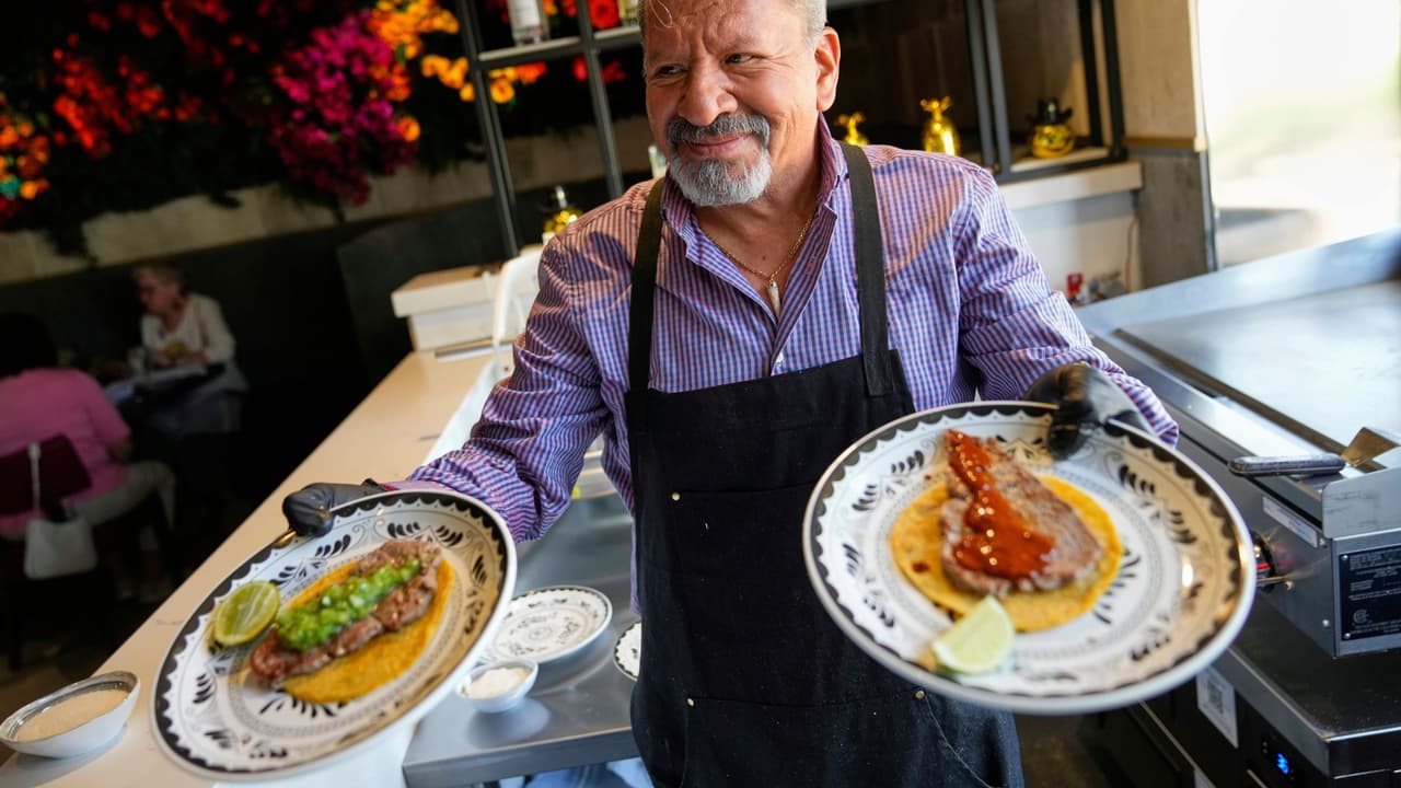 <h3 class="cms-H3-H3">Qué pasará en Dallas </h3>El restaurante mexicano
<b>montará un local temporal por solo 14 días</b> en
<a href="https://maps.app.goo.gl/YN11AbRYusAPVewq8" target="_blank">el 6501 Hillcrest Avenue</a>, justo frente a la Universidad Metodista del Sur (SMU).
<br>El evento es una colaboración entre la marca mexicana y GrinGO. La propuesta busca replicar la experiencia original:
<b>una barra de tacos al instante, sin manteles ni adornos, donde la protagonista es la plancha.</b>
<br>El formato será principalmente para llevar, aunque
<b>el espacio contará con algunas mesas para quienes prefieran comer allí.</b> También habrá una experiencia especial llamada Chef’s Table, con lugares limitados para quienes quieran comer sin fila y con atención personalizada.
<br>Las reservaciones se pueden hacer en el sitio oficial:
<a href="https://tacoboutdallas.com/" target="_blank">TacoBoutDallas.com</a>