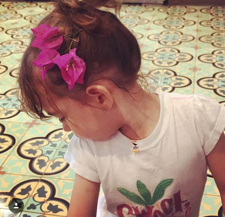 ¿Qué tal se ve? A Michelle le encanta modelar para mamá.