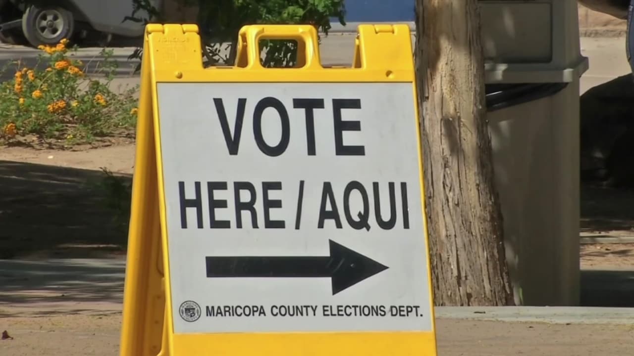 Gavin Newsom firma leyes para restringir la presencia policial en casillas de votación