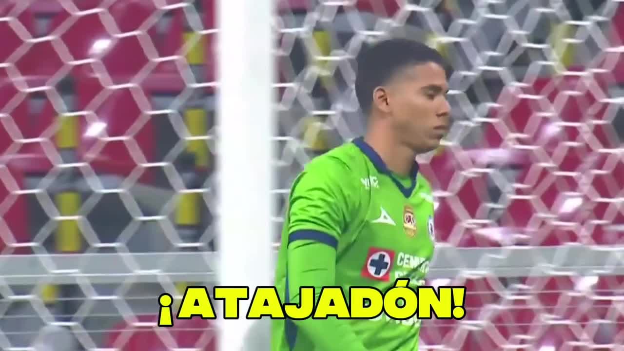 ¡Qué pedazo de atajada acaba de salvar a Cruz Azul de un golazo!