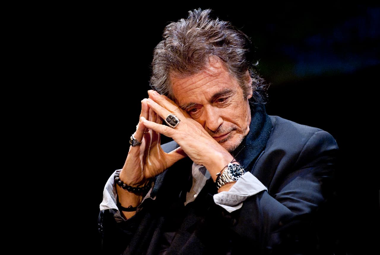 <b>Al Pacino</b>: “Tuve que ir a Alcohólicos Anónimos. No me avergüenzo de eso. No seguí su programa, pero sí me pareció muy útil. Sí dejé de beber. No de inmediato, pero sí lo dejé”, ha 
<a href="http://www.express.co.uk/celebrity-news/411126/Al-Pacino-I-couldn-t-cope-with-fame"><u>contado</u></a> el actor quien ha permanecido sobrio por más de treinta años.