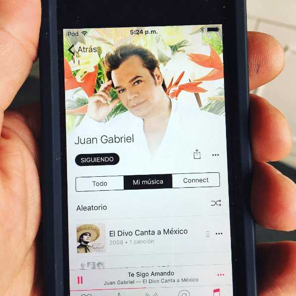 @jorgearavenam: "Sin haber tenido la oportunidad de conocerlo personalmente fue parte de mi adolescencia, de mi crecimiento, de mis conquistas con sus increíbles canciones e interpretaciones, de mis fiestas, el siempre fue para mi el vivo ejemplo de lo que es tener talento y entrega en cada una de sus presentaciones, me quedo con el recuerdo de todos los momentos gratos que viví gracias a el. Hasta luego maestro Juan Gabriel!".