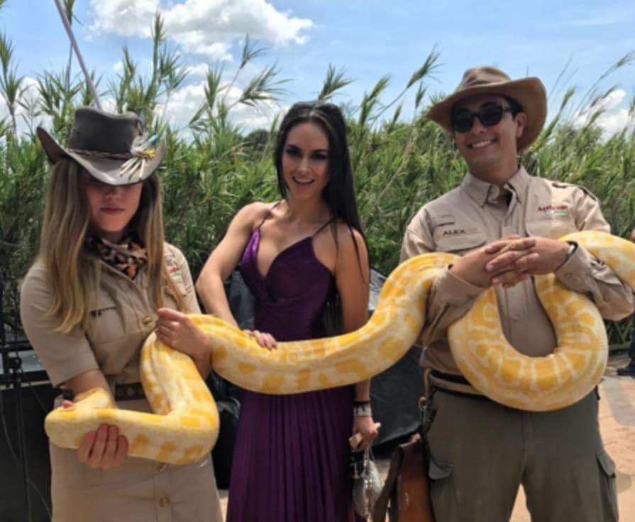 Los invitados podían fotografiarse con algunos animales del parque. Aquí Wendy Braga con una pitón de casi tres metros.