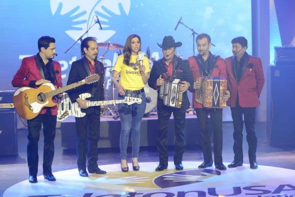 Los Tigres del Norte compartieron con Lourdes Stephen la gran emoción que sienten al participar con Teleton y saber que ayudan a una noble causa.