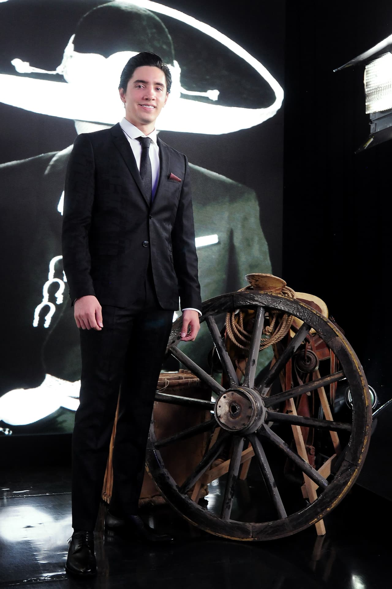 A meses del lanzamiento de 'Sigue La Dinastía', el álbum debut de Alex Fernández, el joven busca consolidarse en el medio artístico. Su talento es reconocido poco a poco, como ocurrió ahora con la nominación a ‘Regional Roots 2.0’ (‘El agave de la música’) en Premios Juventud.