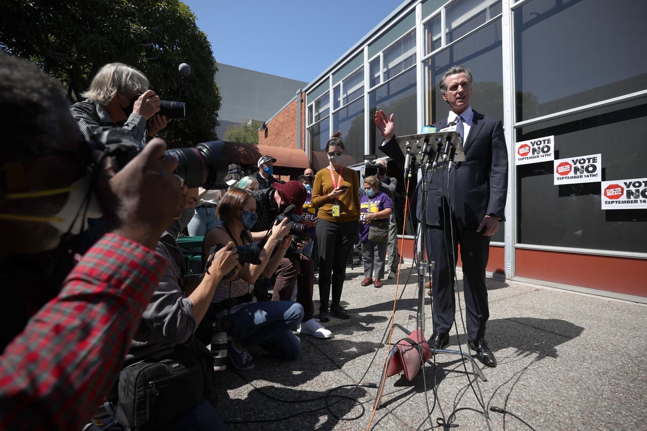 La mayoría de los votantes de California emitieron sus votos por correo, una tendencia que se aceleró durante la pandemia, ya que muchos votantes se mostraron reacios a ingresar a lugares de votación abarrotados el día de las elecciones. Alrededor del 87% de los votantes de California emitieron sus votos por correo en las elecciones presidenciales del año pasado.
<br>