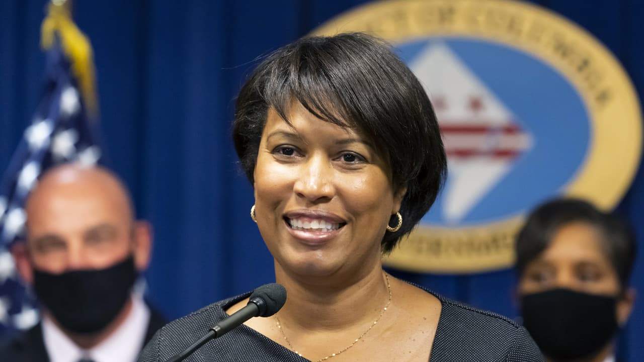 La alcaldesa Muriel Bowser anuncia que da positivo por covid-19
