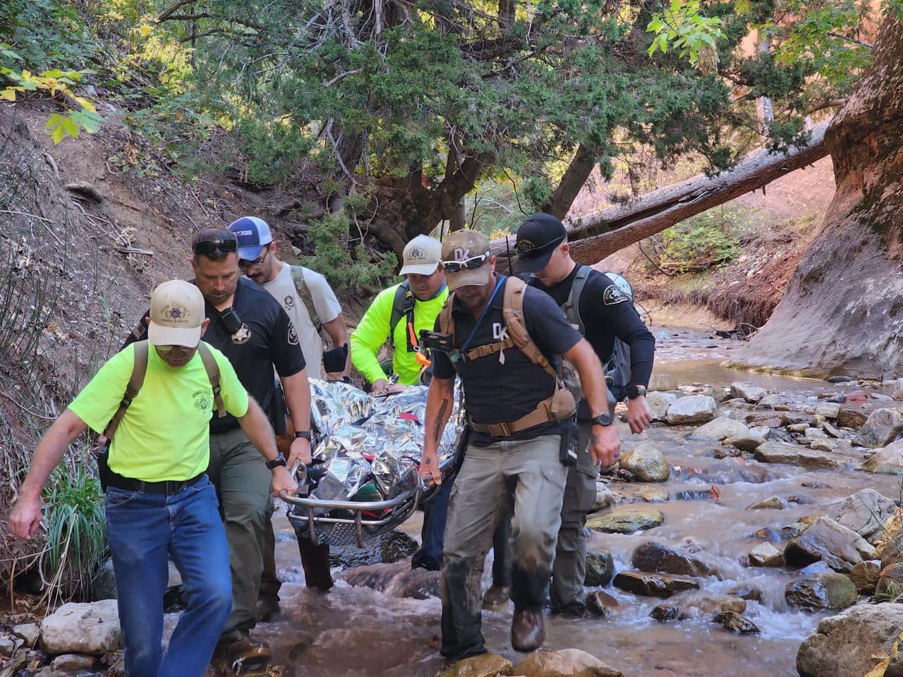 La misión de rescate duró cuatro horas, pero lograron llevar a salvo a la mujer de quien no revelaron su identidad.