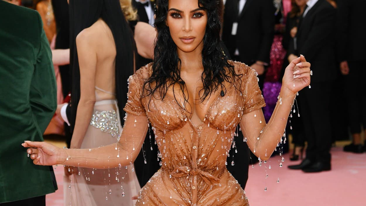 Detalles del vestido de Thierry Mugler Kim Kardashian West en la Met Gala 2019 bajo el tema 'Camp'.