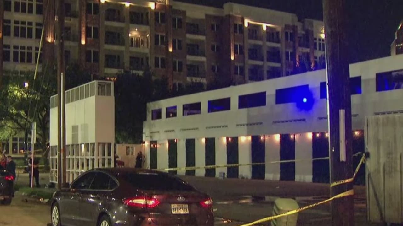 El departamento de 
<b><a href="https://www.univision.com/temas/policia">policía </a></b>de Houston (HPD) confirmó que otras dos personas resultaron heridas y fueron trasladadas a un hospital.