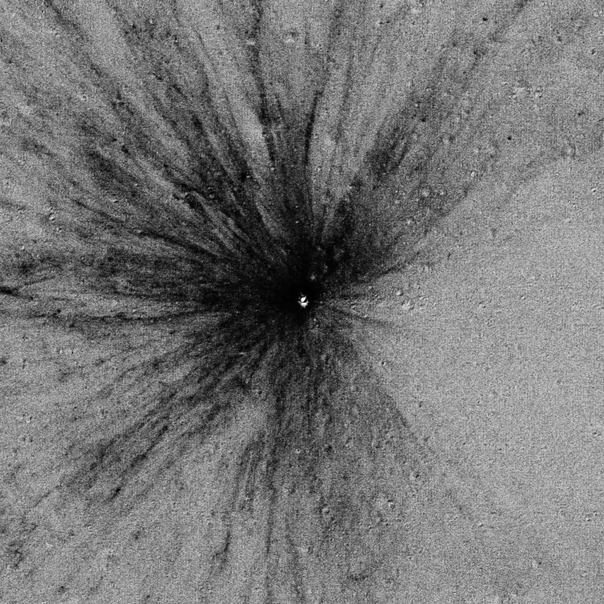 La Luna está siendo bombardeada por meteoritos, revela la NASA