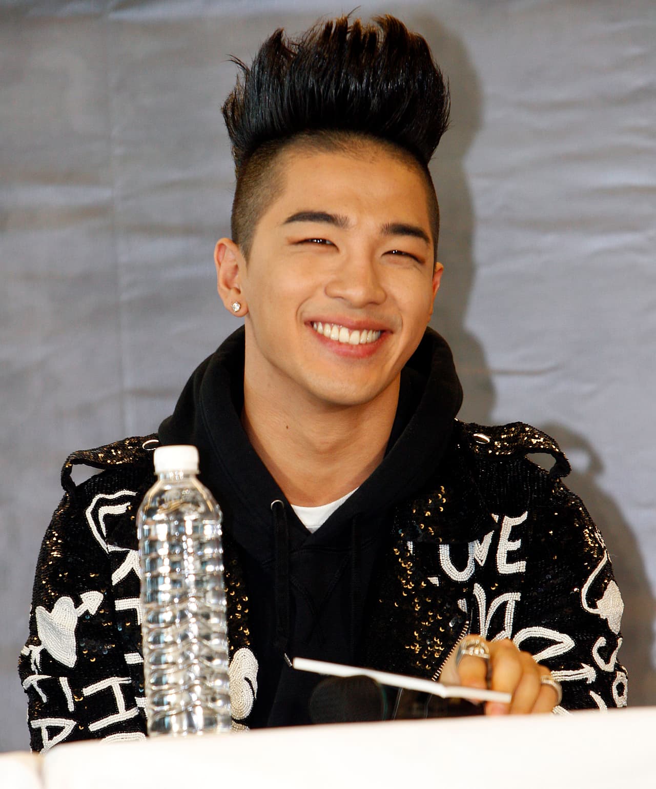 Taeyang es un bailarín, cantante y compositor miembro de la banda BIg Bang desde el 2006.En esta imagen aparece con un Mohicano, es decir los lados rapados y en medio con cabello largo.