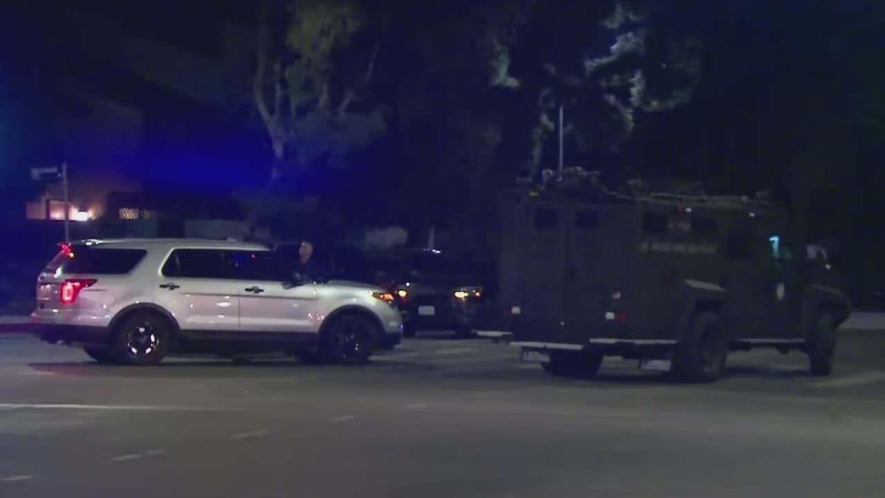 Policía arresta a un sospechoso de robo a mano armada que se atrincheró en Woodland Hills
