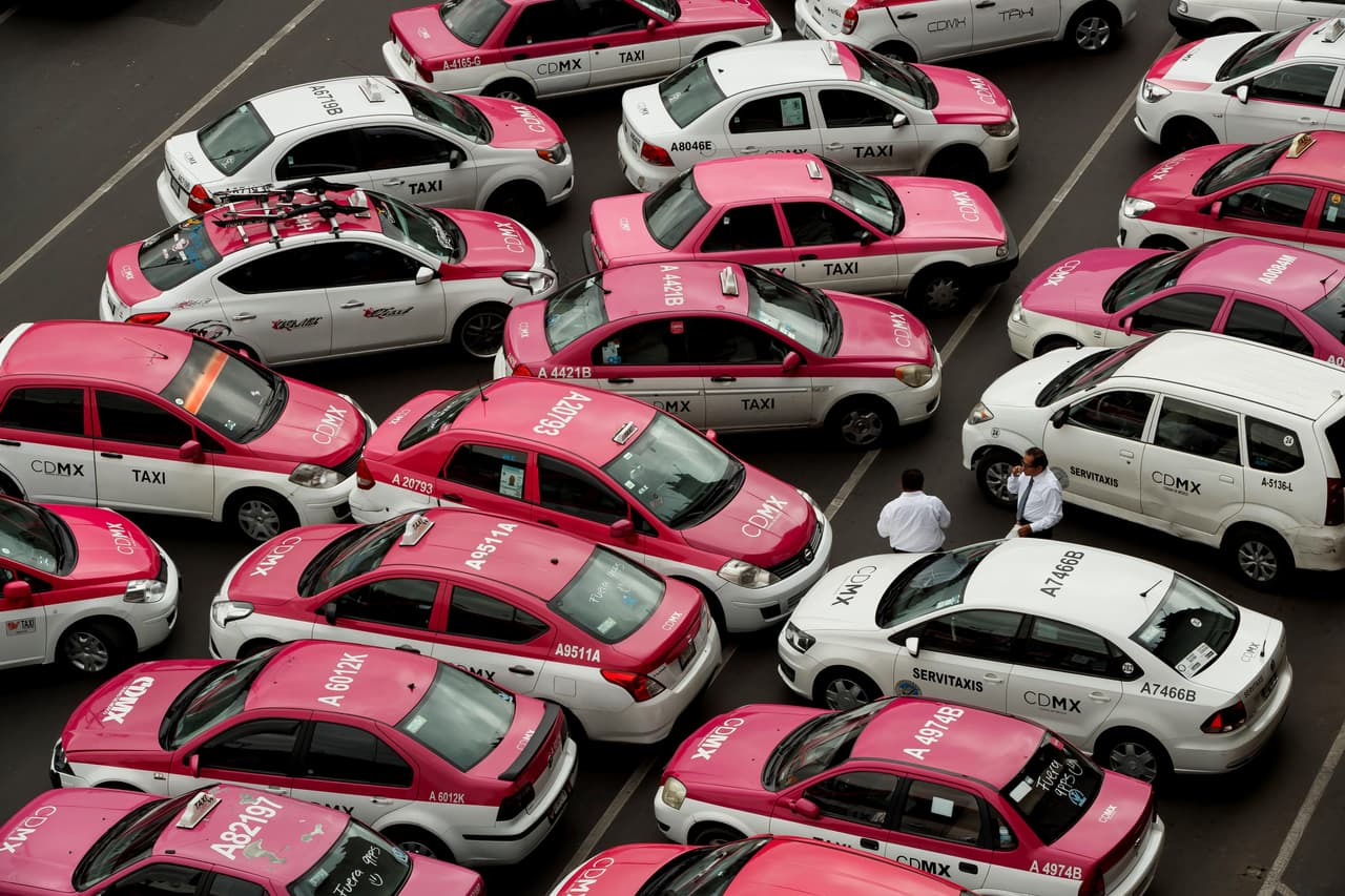 En determinados lugares, las protestas obligaron a suspender parcialmente algunos servicios del transporte público, como las líneas tres y cuatro del Metrobús.