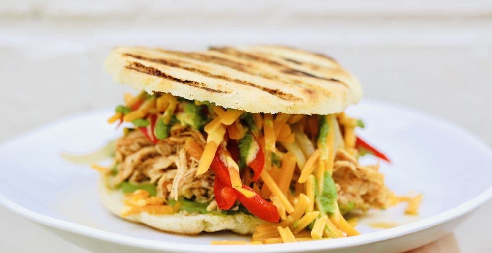 <b>Arepa Mía</b>
<br>Dirección: 10 N Claredon Ave Avondale Estates, GA 30002
<br>Teléfono: (404) 600-3509
<br>Sitio web: 
<a href="https://www.arepamiaatlanta.com/">https://www.arepamiaatlanta.com/</a> 
<br>
<a href="https://www.yelp.com/map/arepa-mia-avondale-estates">Cómo llegar</a>
<br>
<br>Su propietaria describe así el restaurante: “Hacemos comida venezolana que es saludable, libre de gluten, utilizando los ingredientes frescos de la ciudad. Nuestra comida está inspirada en Venezuela, pero también en nuestros viajes por el mundo. Nuestro objetivo es servir arepas, cachapas y empanadas hechas con ingredientes orgánicos frescos utilizando nuestras granjas favoritas como White Oak Pastures y Riverview Farms”.