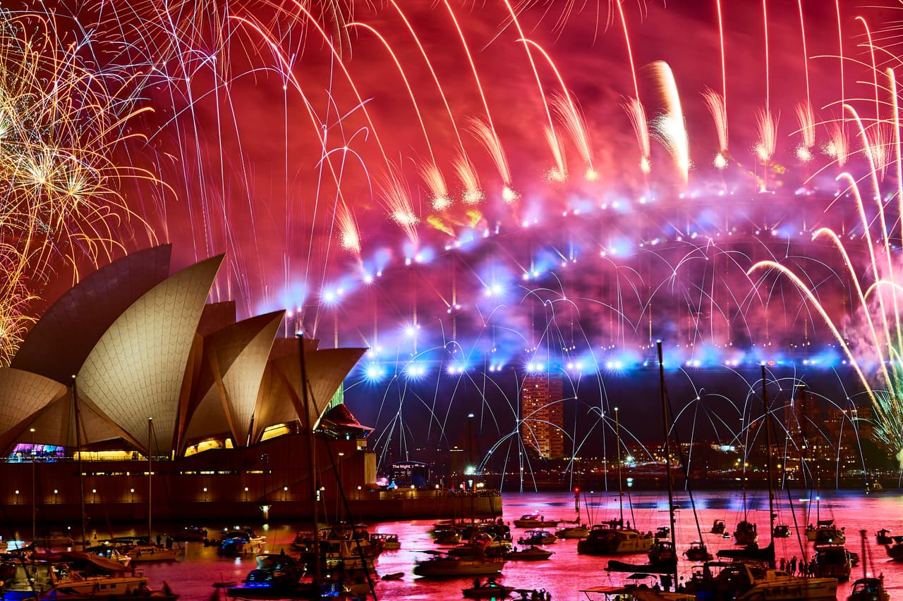 <b>Luces de año nuevo en Australia.</b> Cada fin de año la ciudad de Sidney prepara un impresionante espectáculo de luces y fuegos artificiales para recibir al nuevo año, uno de los más destacados de todo el mundo. 1 de enero de 2019.