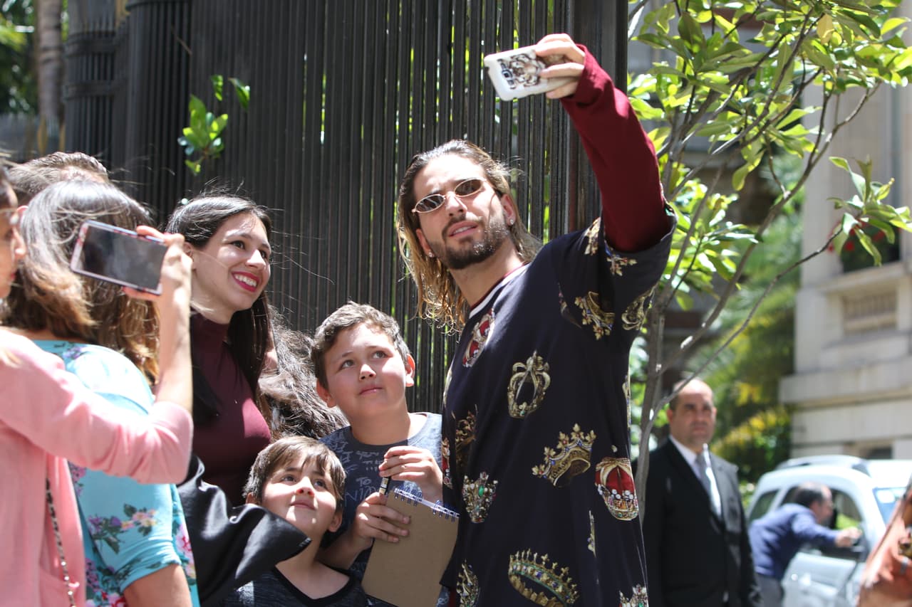 Gran parte de los admiradores con los que cuenta el cantante colombiano Maluma está compuesto por niños y adolescentes, por lo que se da tiempo para convivir con ellos.