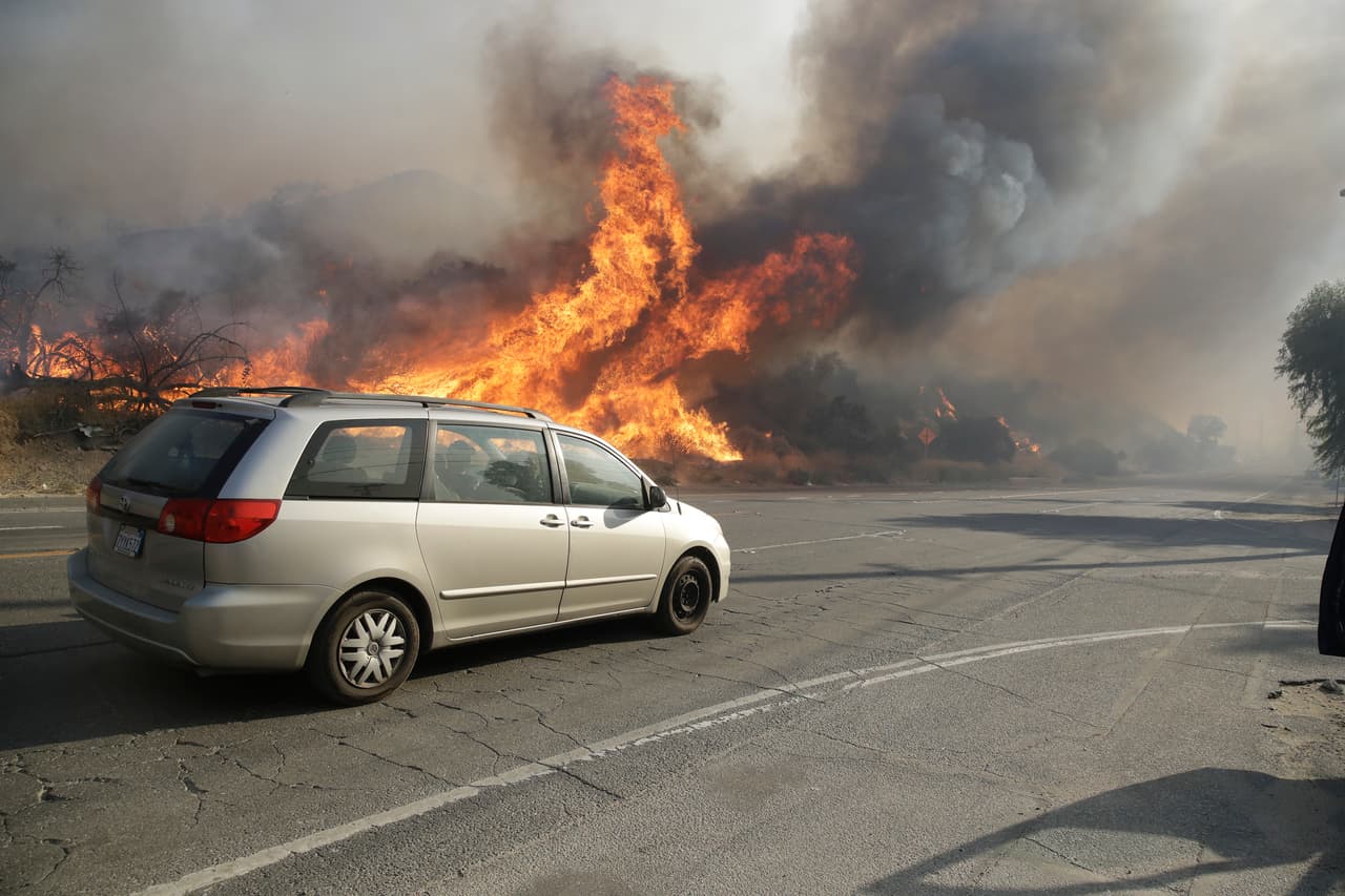 Las llamas aumentaron poderosamente su alcance debido a los
<b>vientos de hasta 70 millas por hora</b>. Los pronósticos de altas temperaturas y de fuertes vientos para todo el estado continúan para este viernes.