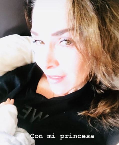 “
<a href="https://www.univision.com/entretenimiento/sharis-cid-le-da-una-patada-a-la-tristeza-porque-ya-nacio-su-nieta"><b>Le di una patada a la tristeza</b></a> porque a Isaías lo siento conmigo todos los días, sé que él está contento conociendo a su nieta, ¡que venga la felicidad! Ahorita si lloro, es por la alegría de tener a mi nieta. La vida continúa”.