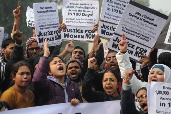 Una joven india de 23 años de edad, víctima de una violación colectiva a bordo de un bus de pasajeros el pasado 16 de diciembre, murió el viernes, reportó The Associated Press. En horas de la mañana agencias de prensa indicaron que un grupo de médicos de Singapur luchaban por salvarle la vida y que su estado era crítico. La estudiante india había sido trasladada en helicóptero desde un hospital de Nueva Delhi a Singapur, para recibir atención en un hospital especialidado en trasplante múltiple de órganos. Ver toda la información