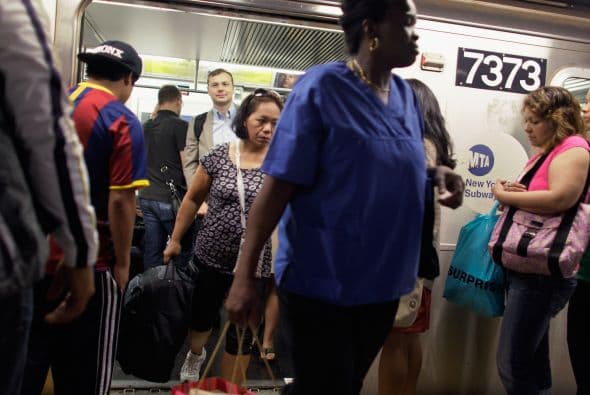 Los trenes del metro neoyorquino comenzaron a operar el lunes a las 6 a.m., después de que el sábado a mediodía se interrumpiera por completo todo el servicio del suburbano, los autobuses y los ferrocarriles de la ciudad como medida preventiva ante la llegada del huracán, una decisión sin precedentes en la Gran Manzana.
