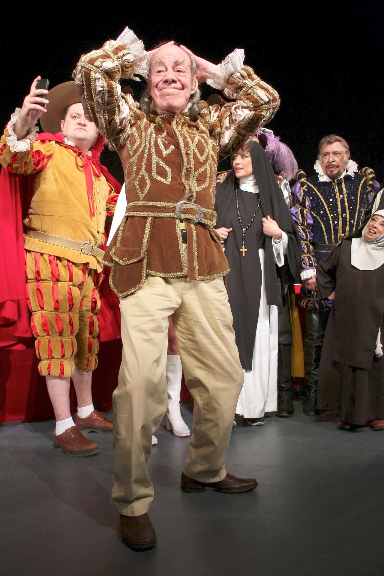 También es conocida su trayectoria en teatro, en donde compartió escena con las vedettes Lyn May, Grace Renat, Princesa Yamal y Wanda Seux. Además, trabajó junto a Ignacio López Tarso, Sergio Corona, Paco Stanley y los 'Mascabrothers'.