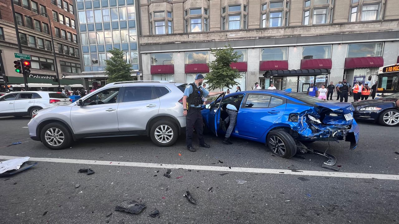 Los oficiales detuvieron a los sospechosos luego de que se estrellaron en Avenida Michigan y Harrison.