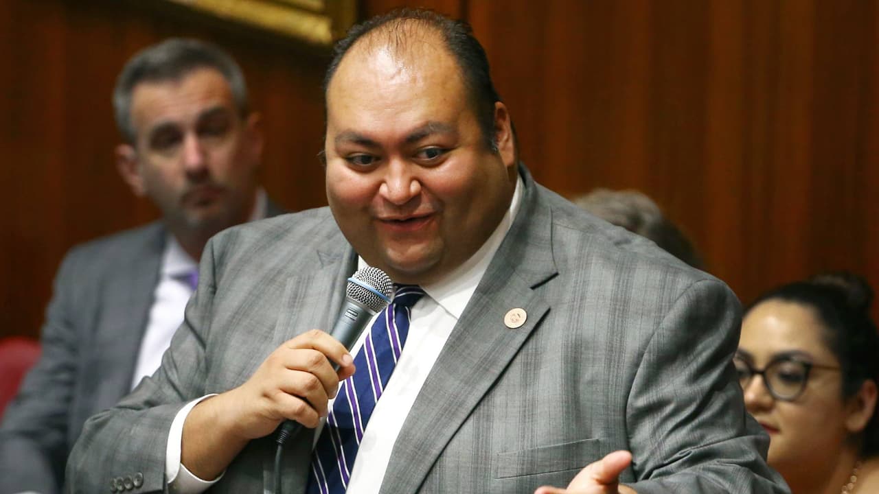 Daniel Hernández, quien salvó a Gabby Giffords de morir en un tiroteo, se postula al escaño de Grijalva