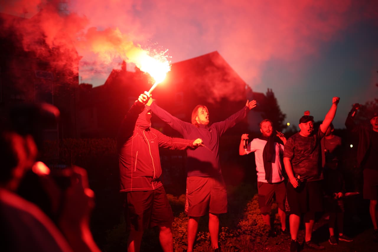 La afición prendió bengalas y entonó cánticos a espera de la confirmación del nuevo campeón de la Liga en Inglaterra.