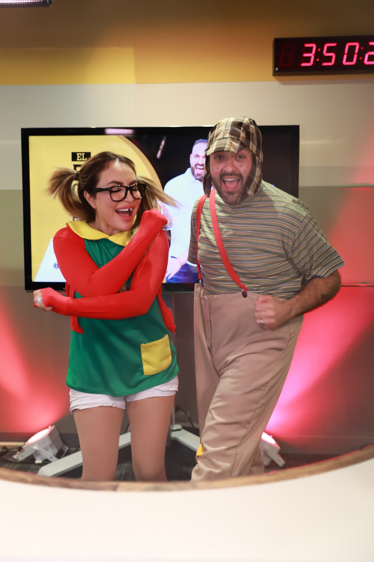 Y la cabina de radio de El Free-guey Show parecía La Vecindad.