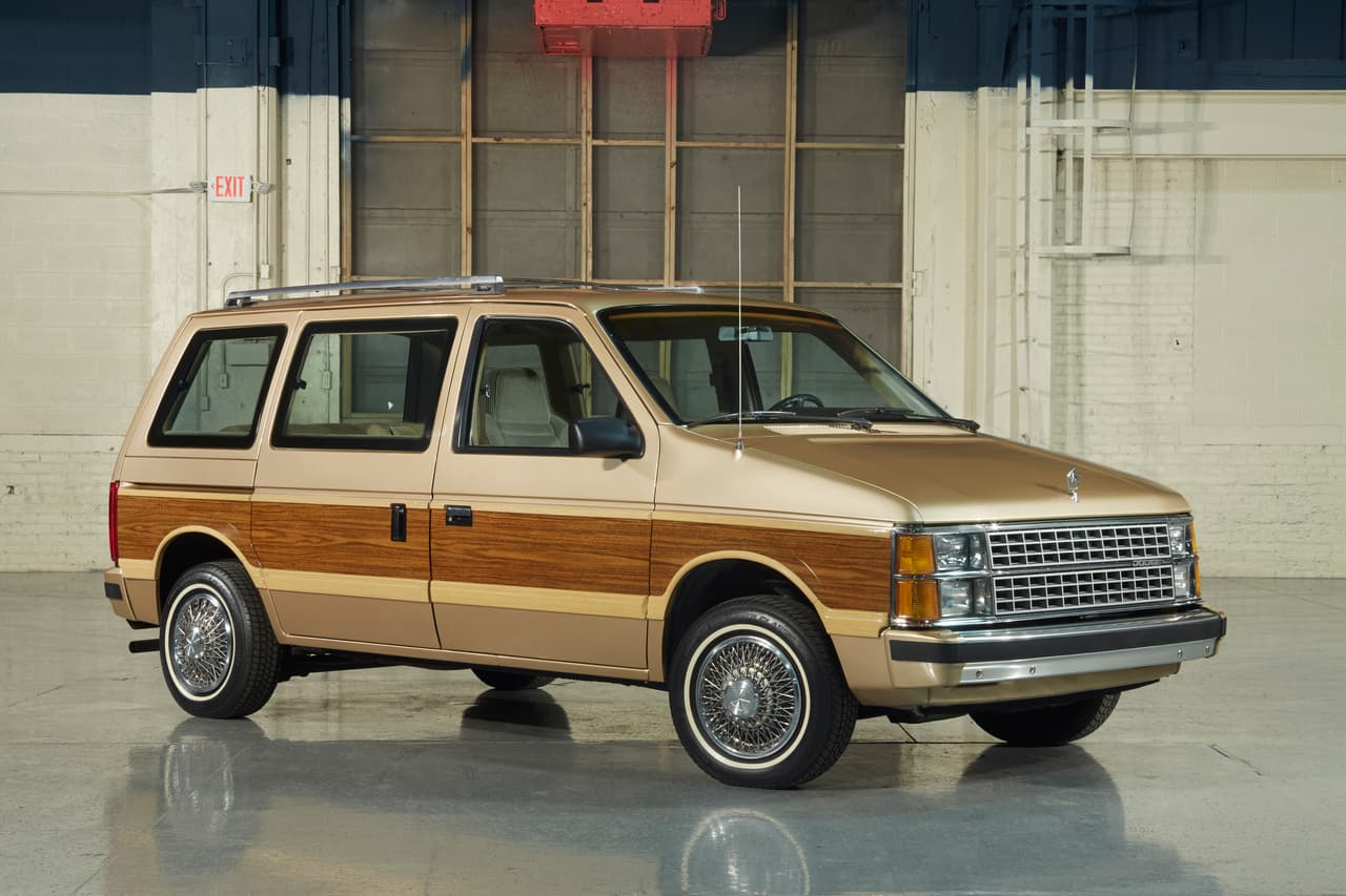 Al final de 1983 Chrysler que apenas salía de una crisis que casi la llevó a la bancarrota, presentaba la minivan. Esta era un auto familiar inédito y muy práctico, que en breve ganó popularidad desplazando a la station wagon como el vehículo familiar por excelencia en EEUU. Si bien hoy la minivan ha cedido algo de terreno a las crossover, son pocos los fabricantes que no cuentan con una en sus alineaciones. En la imagen la Dodge Caravan de 1984.