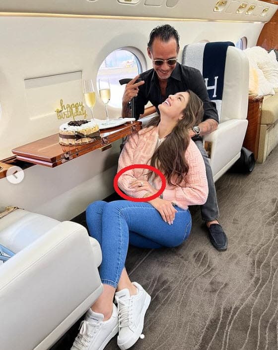 Algunos de los fans comenzaron a especular que podría tratarse de un 
<b>anillo de compromiso.</b>