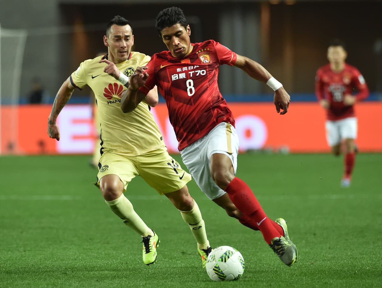 El brisileño Paulinho recibe cerca de 14 millones de temporada en el Guangzhou Evergrande, donde jugo Mundial de Clubes desde su llegada al club en 2015 con 26 años.