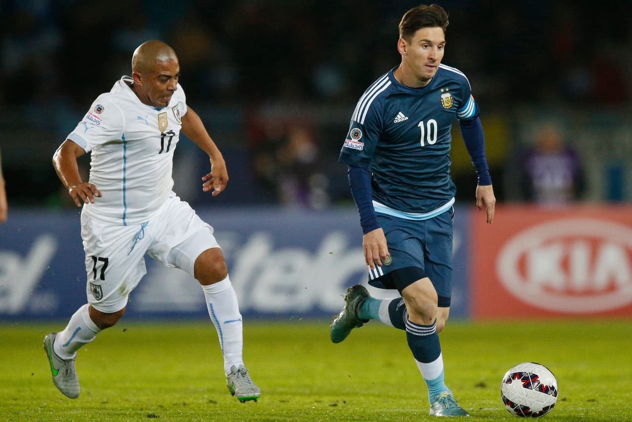 En Uruguay las cosas seguían igual, pues siempre fue fijo de Tabárez y disputó la Copa América Chile 2015.