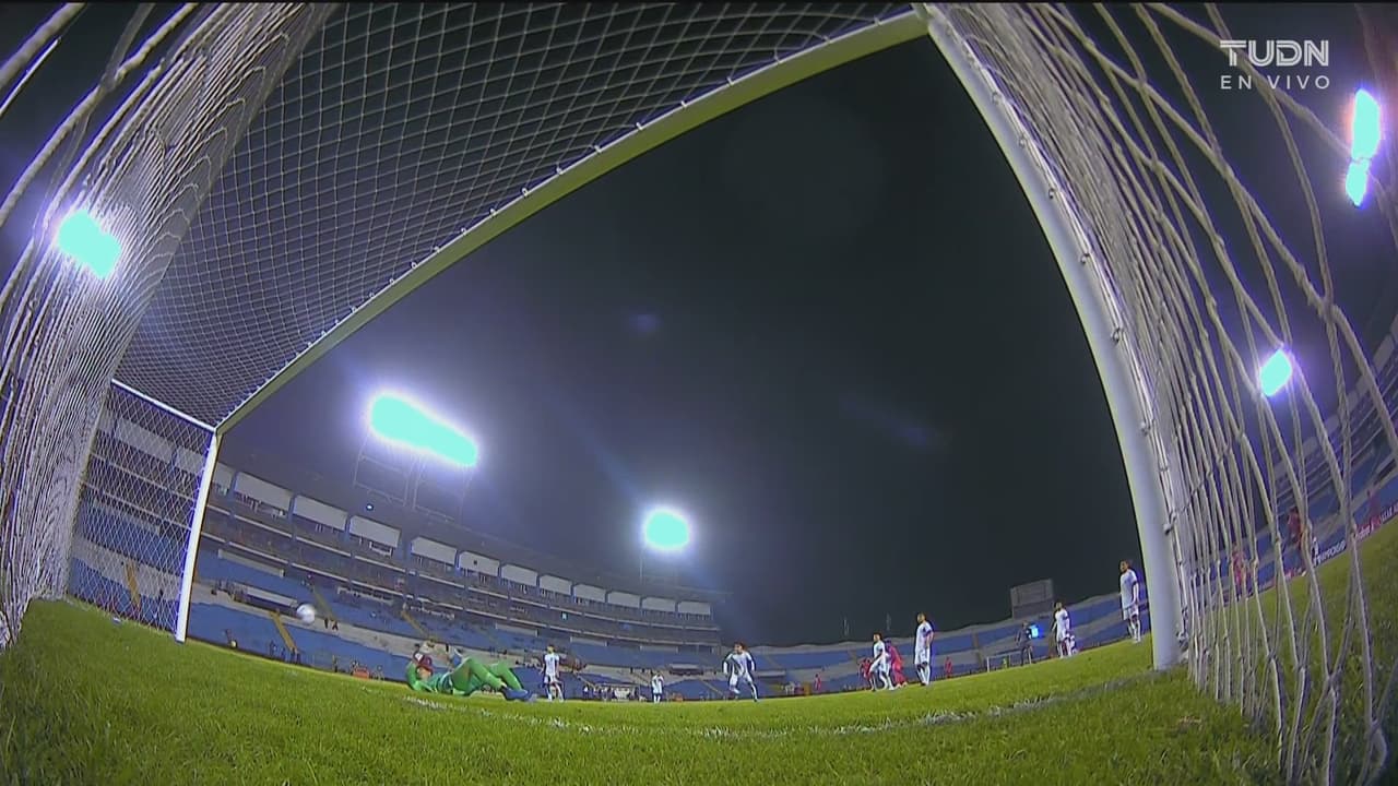 ¡Portero con suerte! Se le escapa la pelota a Eulogio y se salva el Tri