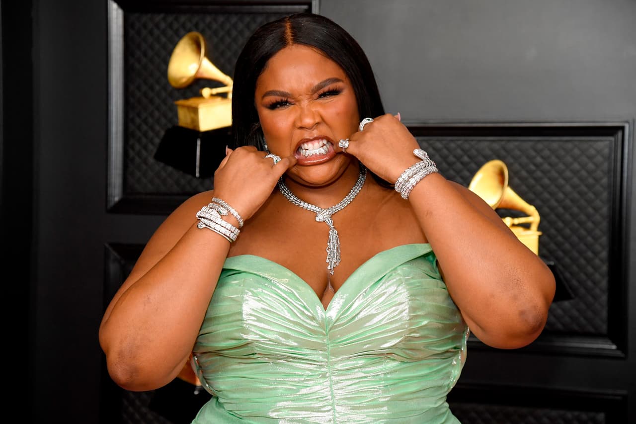 Lizzo complementó su 'outfit' con brillante detalle en su dentadura.